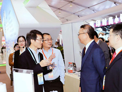 Sun Ruizhe, presidente del China National Textile and Apparel Council, ha ispezionato e guidato la sala espositiva di Xingfa Chemical Fiber Group