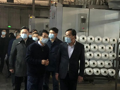 Il segretario del comitato del partito municipale di Shaoxing Ma Weiguang e il suo partito si sono recati presso l'AIA Polyester Company, una filiale del gruppo, per porgere le condoglianze ai dipendenti che sono rimasti a Shaoxing