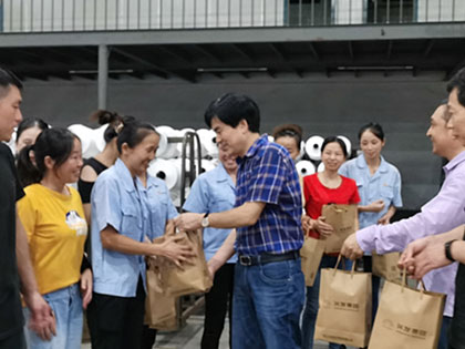 Profonde condoglianze per il Mid-Autumn Festival e cuori affettuosi——Li Xing, vicepresidente esecutivo del gruppo, condoglianze ai dipendenti in prima linea nella notte del Mid-Autumn Festival