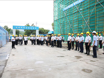 I leader delle quattro squadre nel distretto di Keqiao hanno guidato una squadra al progetto high-tech Chengbang del gruppo per indagini e guida in loco